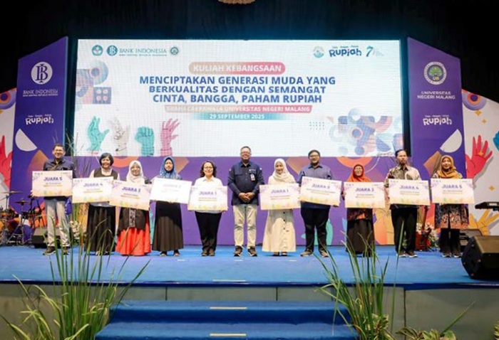 PENYERAHAN PLAKAT JUARA: Kepala Unit Implementasi Pengelolaan Uang Rupiah Taufik Hidayat foto bersama sepuluh orang guru pemenang Lomba CBP Rupiah Di Sekolahku se wilayah kerja perwakilan Bank Indones