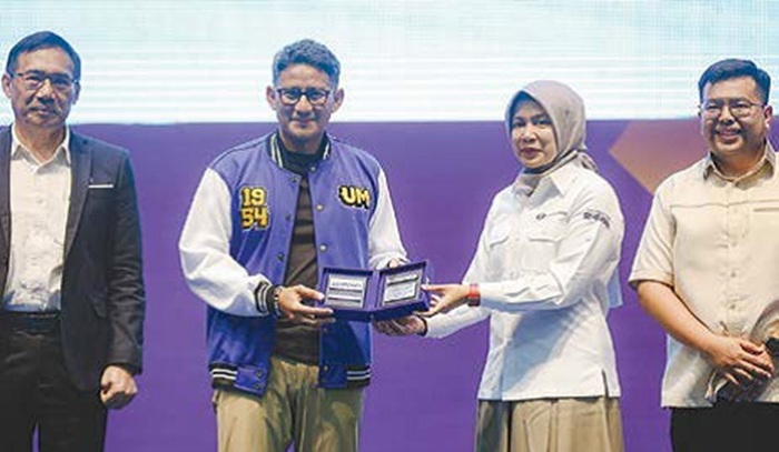 KENANGKENANGAN: Kepala Perwakilan Bank Indonesia Malang Ibu Febrina memberikan cinderamata kepada narasumber Sandiaga Salahuddin Uno.