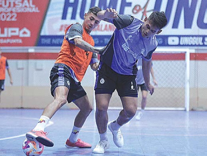 PERKUAT TIM: Andres Dwi Persada dan Andres Josue Teran (kiri) berebut bola dalam sesi latihan di Unggul Sports Center, kemarin.