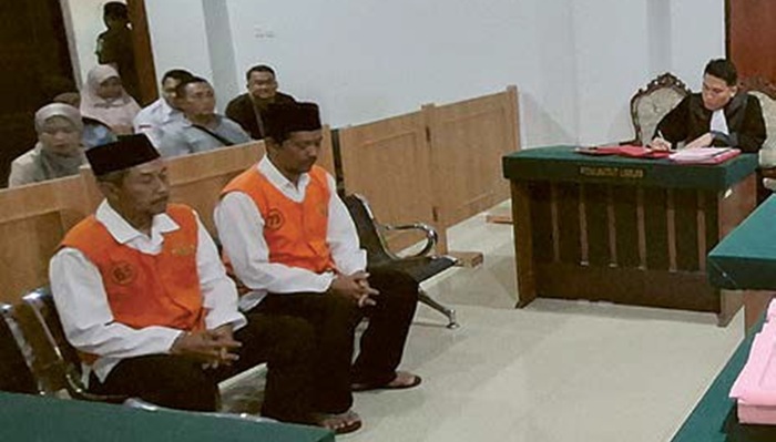TERDAK WA MINOL: Hendro Setyono, 55, dan Suhari Iswanto, 44 menjalani sidang di Pengadilan Negeri (PN) Kepanjen.
