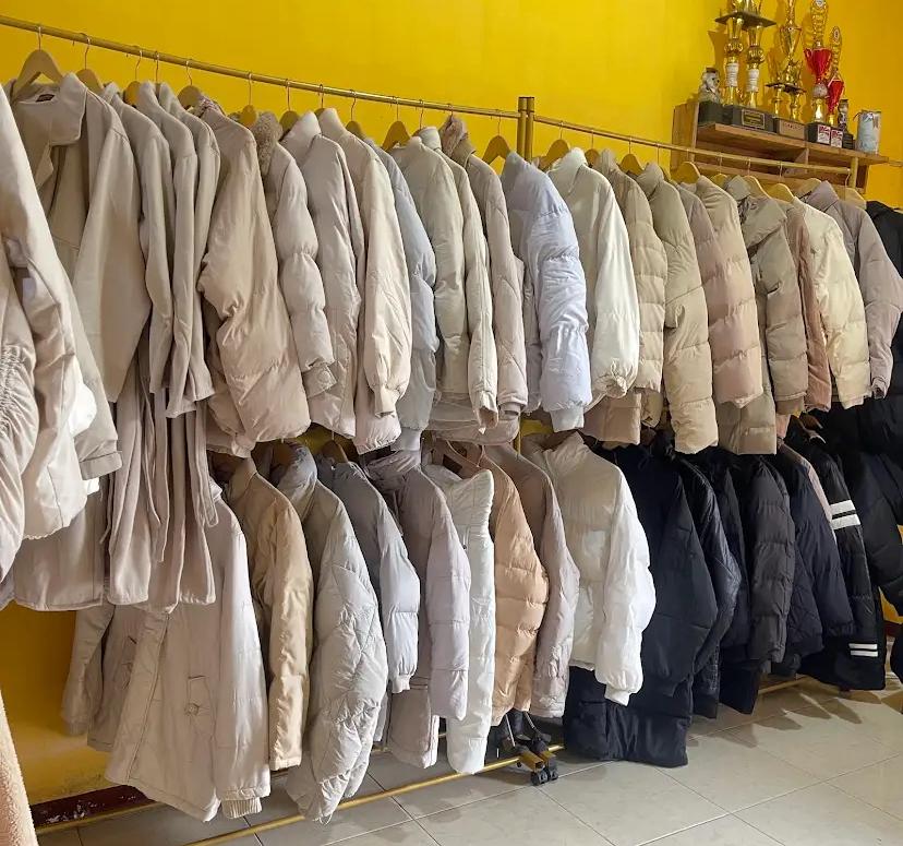 Sewa jaket Bromo di Malang kini semakin praktis. Lengkap dengan outfit hangat hingga perlengkapan outdoor untuk jelajah gunung.