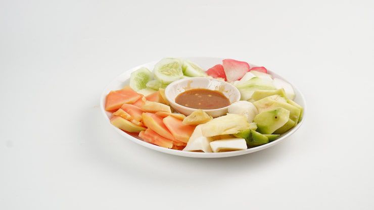 LEZAT: Ilustrasi rujak manis dengan buah-buahan segar dan bumbu kacang yang menggugah selera