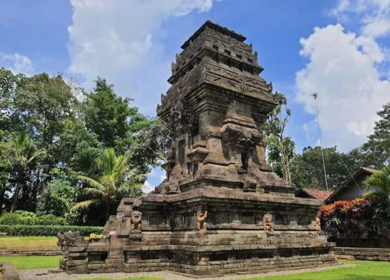 CANDI: Bangunan kuno peninggalan masa Hindu-Buddha di Nusantara yang umumnya berfungsi sebagai tempat ibadah atau pemujaan dewa-dewi leluhur.