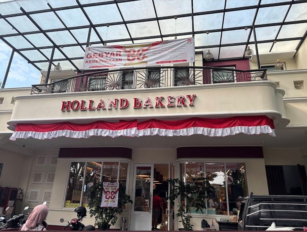 BAKERY: Holland Bakery, salah satu toko roti yang punya beragam varian roti dan jajanan worth it untuk dicoba