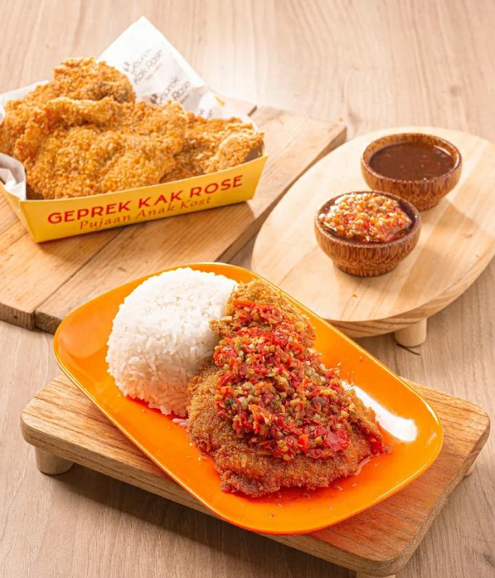 BIKIN PUAS: Geprek Kak Rose, salah satu rekomendasi tempat makan dengan refill nasi di Lowikwaru Malang saat tanggal tua