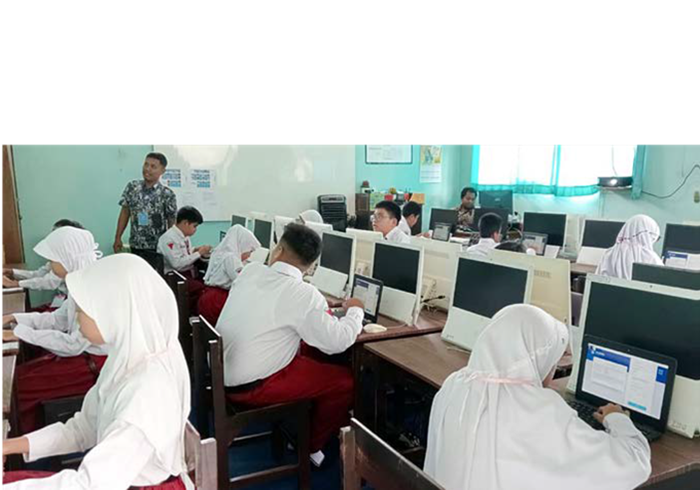 SELESAI DALAM 45 MENIT: Para pelajar di SDN Purwantoro 8 mengerjakan 30 soal literasi lewat komputer, kemarin.