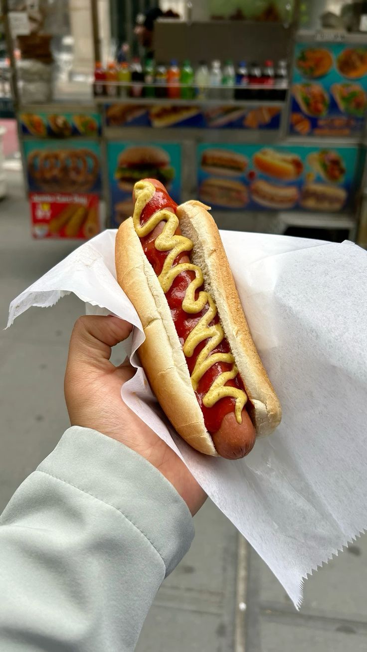 GURIH: Sajian hotdog di Malang ini hadir dengan pilihan beragam, mulai dari yang sederhana hingga premium dengan topping mewah.