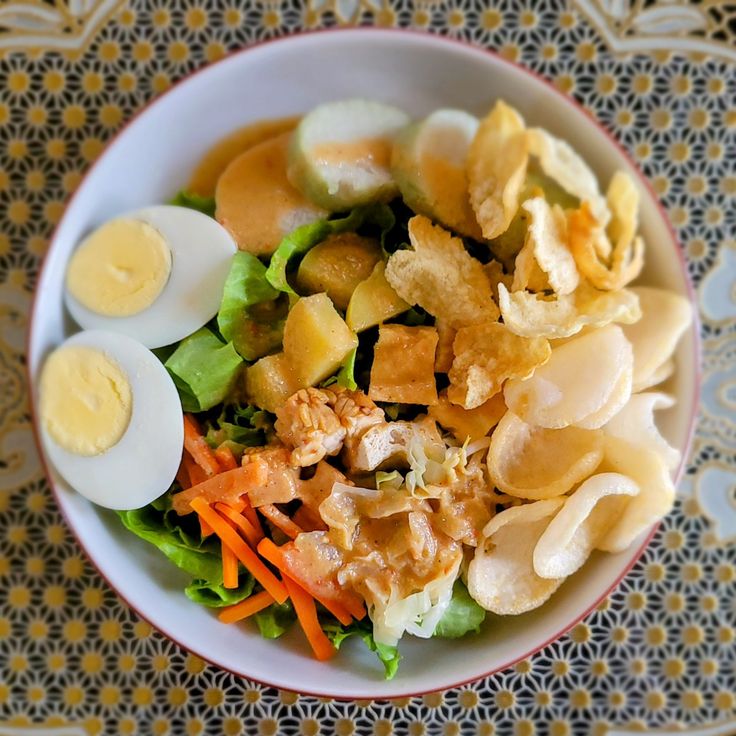 SEDAP: Menikmati lezatnya gado-gado yang sehat dan nikmat.