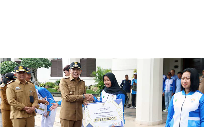SIMBOLIS: Wali Kota Malang Wahyu Hidayat menyerahkan bonus untuk atlet Porprov di halaman Balai Kota Malang, kemarin pagi.