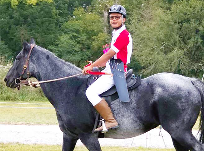 LAWAN KETAKUTAN: Atlet Horseback Archery Pordasi Kota Malang Omar Putra Alleut menunggangi kuda Blue Horse dalam ajang IHAA World Championship di Lewisburg, Tennessee, Amerika Serikat pada 21 Septembe