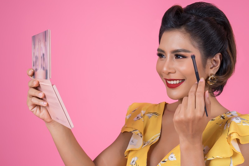 MAKE UP:  4 Tips Make Up yang Bikin Wajah Makin Memesona dan Tegas