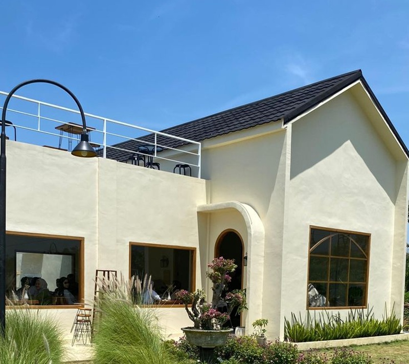 TRAWAS: Kafe Casa Ellora Lengkap dengan Area Indoor, Outdoor, dan Rooftop