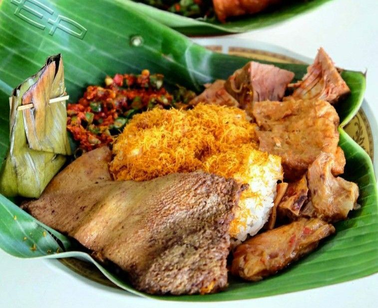 KHAS PASURUAN: Nasi Punel Lengkap dengan Lauk, Serundeng, dan Sambal