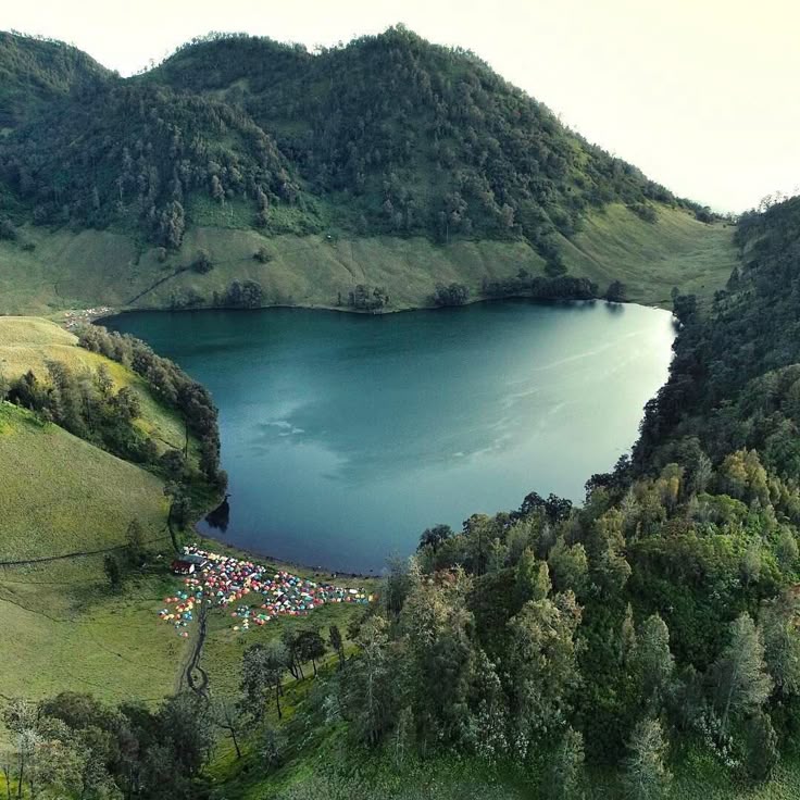 MENAWAN: Menjulang megah di Jawa Timur, Gunung Semeru menjadi destinasi impian para pendaki dengan pesona alam yang menakjubkan.