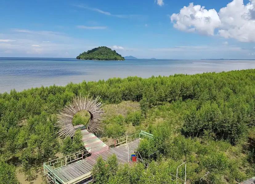 Pontianak tawarkan wisata alam yang menyegarkan. Bisa jadi pilihan liburan segar untuk warga Malang.