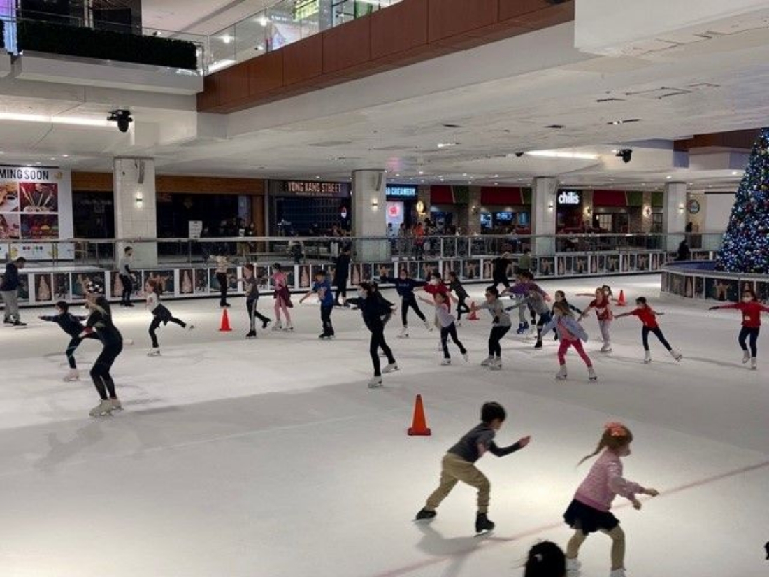 SERU: Arena ice skating di Malang ini bisa jadi pilihan buat ngerasain sensasi dingin sambil olahraga bareng teman.