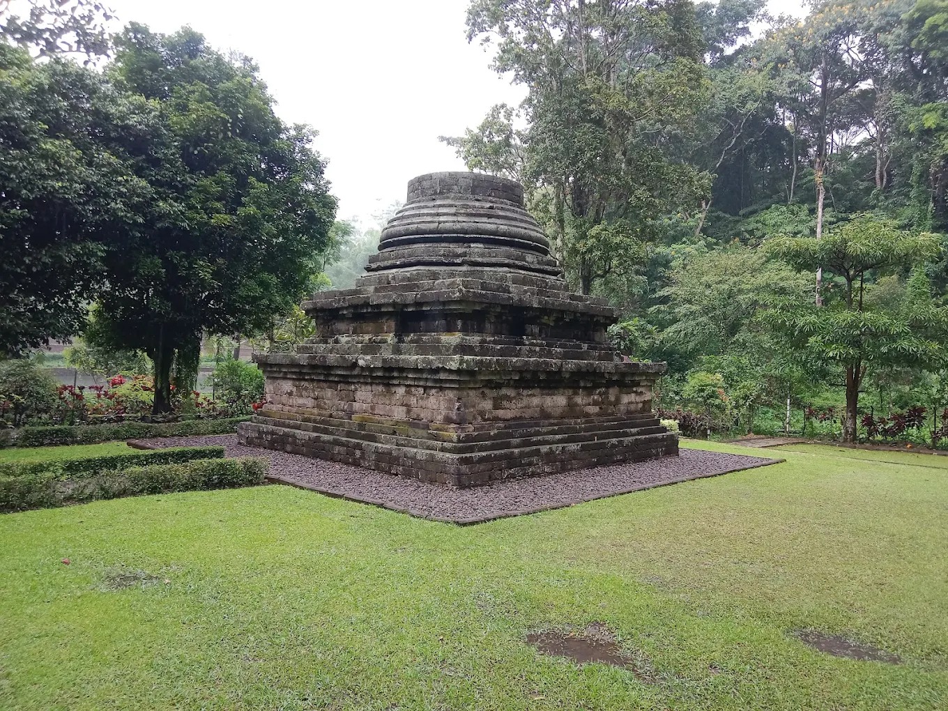 NUANSA SEJARAH: Candi Sumberawan, candi berbentuk stupa ini berada di kaki Gunung Arjuno, dikelilingi hamparan hutan pinus dan sumber air alami yang menyejukkan.