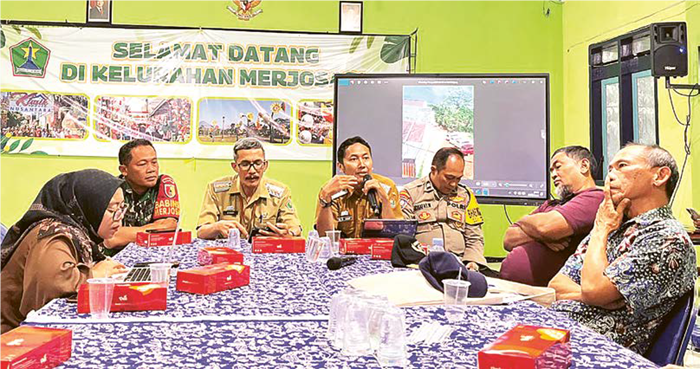 MEDIASI TERTUNDA: Camat Lowokwaru Rudy Cahyono (tengah), Lurah Merjosari Moh. Syaiful Arif (pegang mic), bersama warga melakukan hearing terkait kasus Imam dan tetangganya, Senin (29/9).