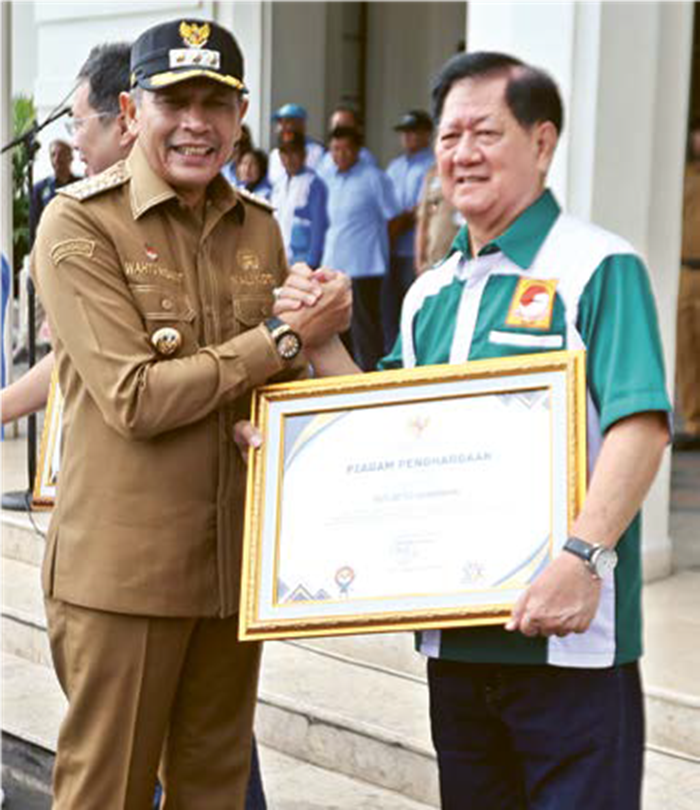 APRESIASI: Ketua Pengkot Wushu Indonesia Malang Sutjipto Goenawan (kanan) dinobatkan sebagai pembina terbaik oleh Wali Kota Malang Wahyu Hidayat.