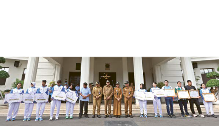 MELEBIHI TARGET: Wali Kota Malang Wahyu Hidayat foto bersama para atlet peraih Medali Emas, Perak dan Perunggu juga atlet Pemecah Rekor, pelatih dan pembina terbaik usai acara penyerahan penghargaan d