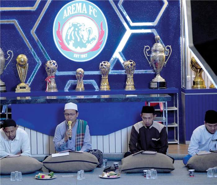 MENOLAK LUPA: Khataman Al-Qur&rsquo;an berlangsung di Kantor Arema FC di Kandang Singa, kemarin. Itu bagian dari rangkaian peringatan tiga tahun tragedi Kanjuruhan.