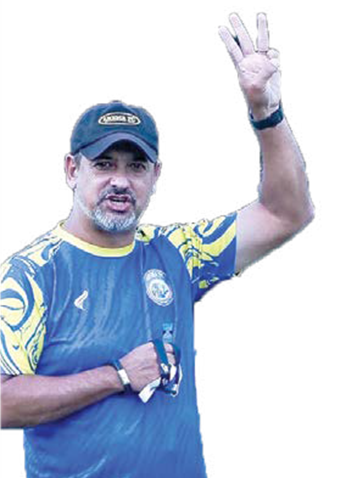 HORMATI KORBAN: Pelatih Kepala Arema FC Marcos Santos selalu mendedikasikan setiap kemenangan tim untuk korban tragedi Kanjuruhan.
