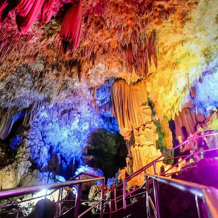 MENAKJUBKAN: Keindahan stalaktit dan stalagmit Gua Gong di Pacitan menjadikannya gua terindah se-Asia Tenggara yang memukau wisatawan.