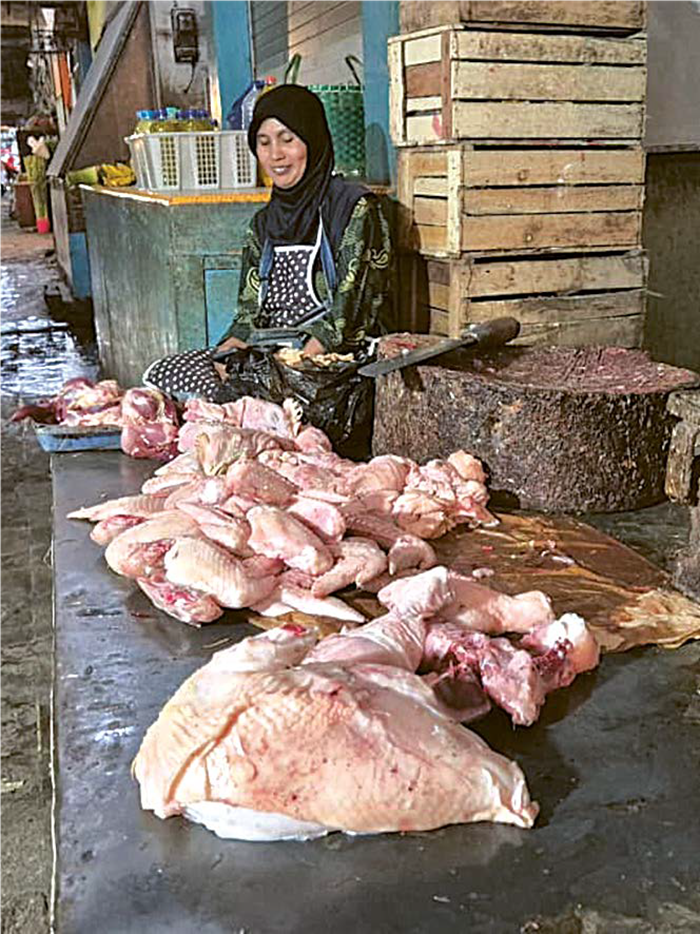 IMBAS HARGA NAIK: Pedagang daging ayam potong di Pasar Kepanjen mengeluhkan penurunan jumlah pelanggan kemarin (30/9)