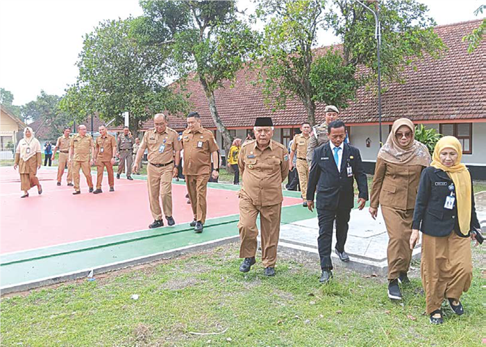 FLEKSIBEL: Bupati Malang H M. Sanusi meninjau ruang kelas di Sekolah Rakyat (SR) Singosari kemarin (30/9).