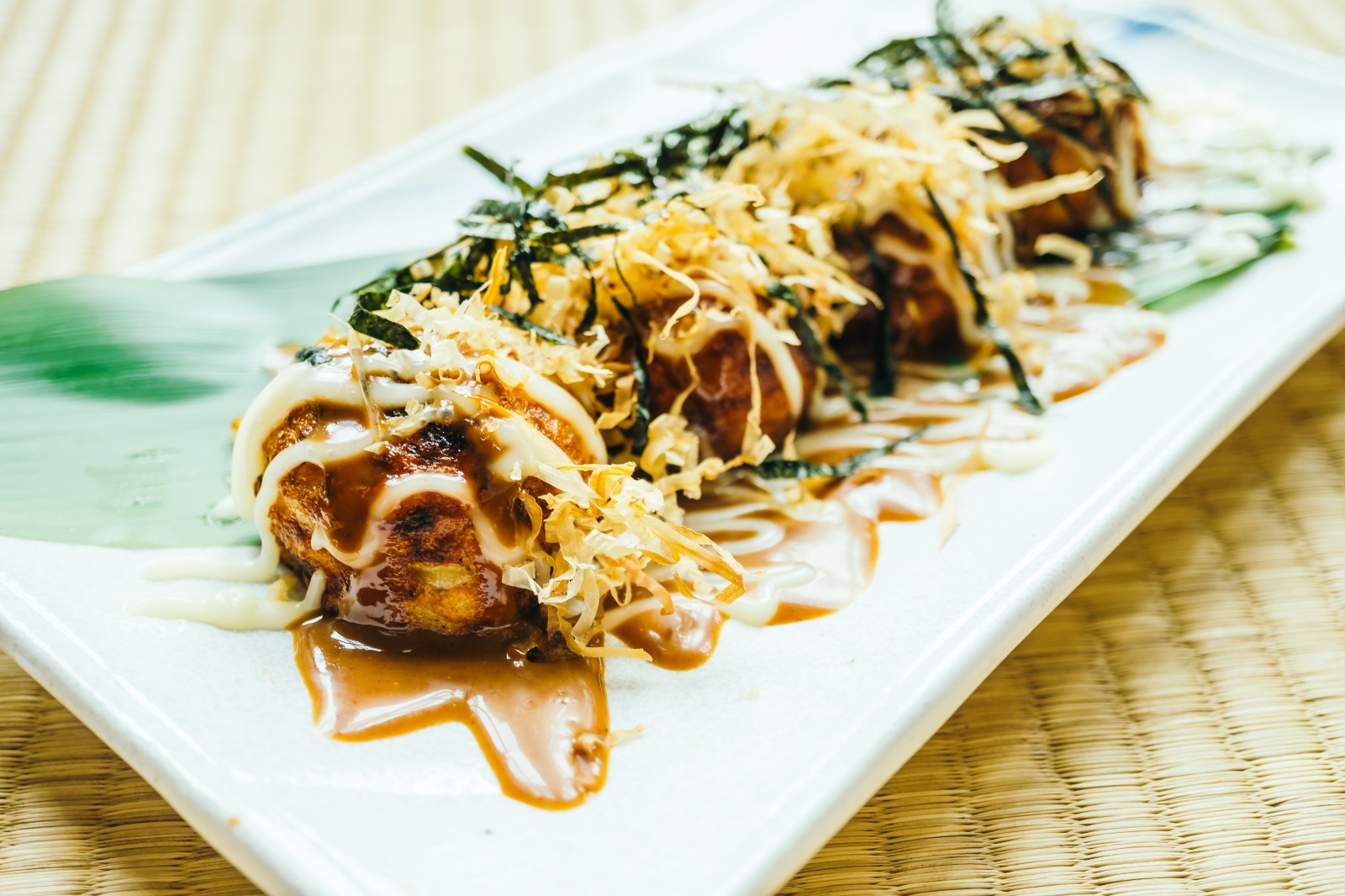 LEZAT: Takoyaki lumer di mulut dengan isian lezat, camilan ala Jepang yang bikin ketagihan!