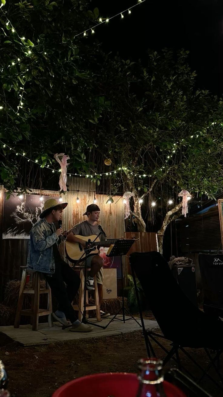 ASIK: Kafe live music di Malang siap jadi tempat nongkrong nyaman sambil menikmati alunan musik dan kopi enak.