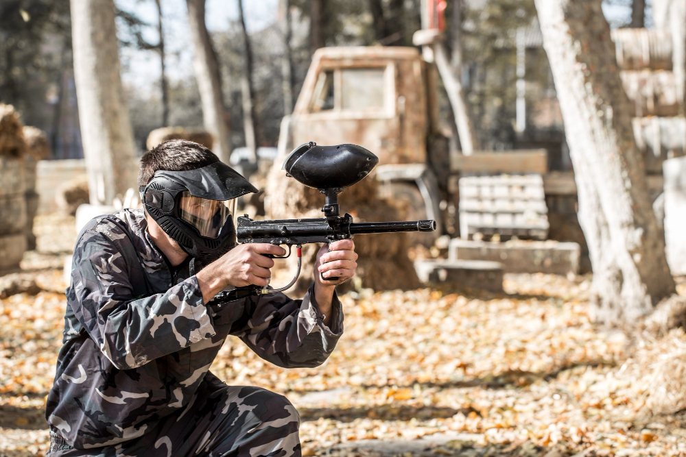 MENYENANGKAN: bermain paintball bersama teman pasti seru.