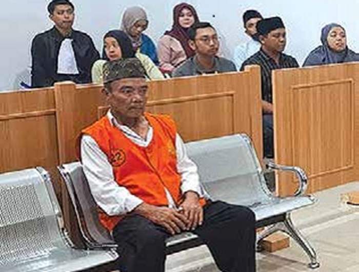 TERCELA: Zainul Arifin, 60, warga Kecamatan Singosari divonis 12 tahun penjara oleh majelis hakim Pengadilan Negeri (PN) Kepanjen, Selasa sore (30/9).