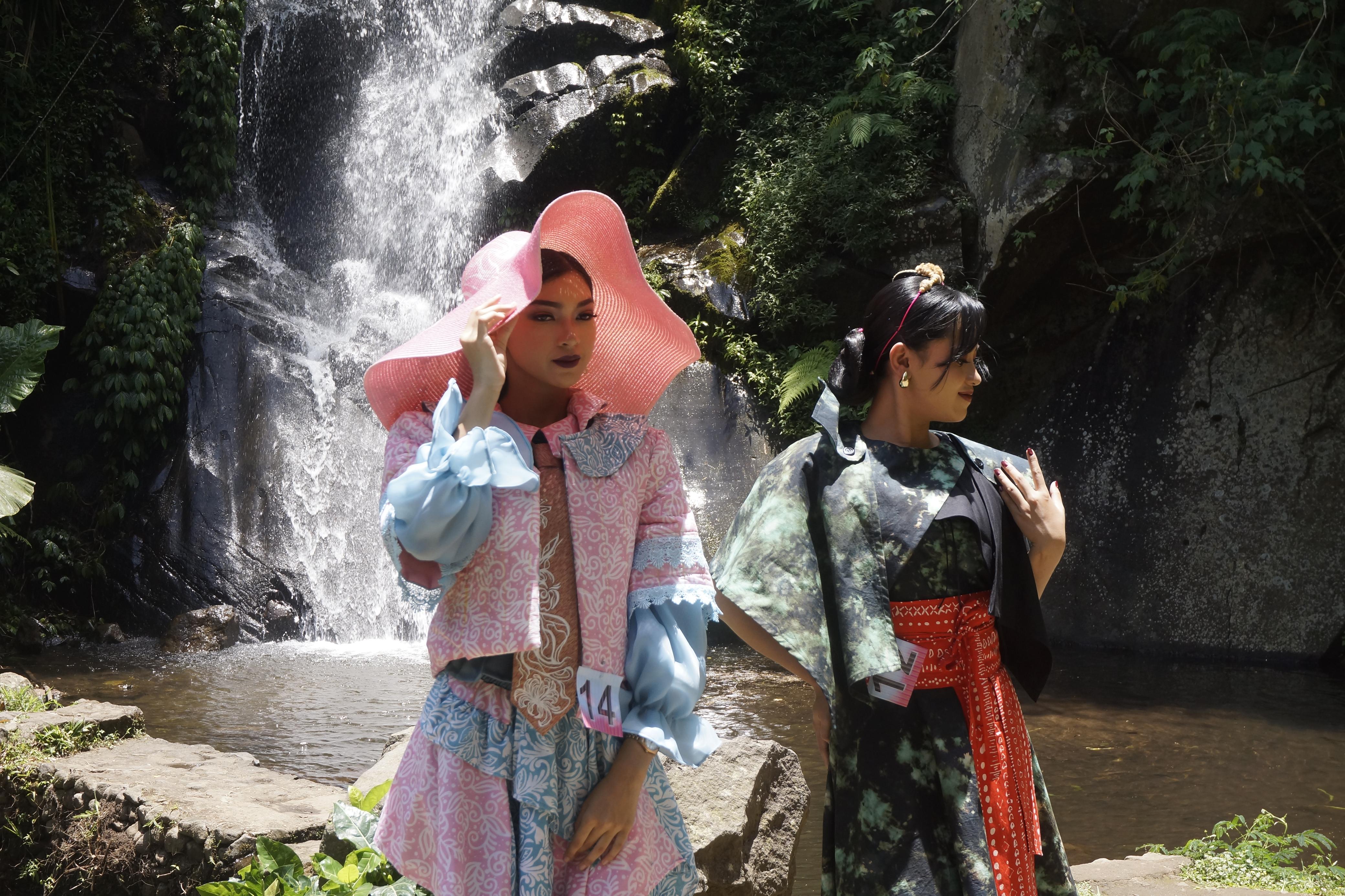 UNIK: Dua model berjalan di pinggir sungai yang ada di Coban Putri, Kota Batu, Kamis (2/10).