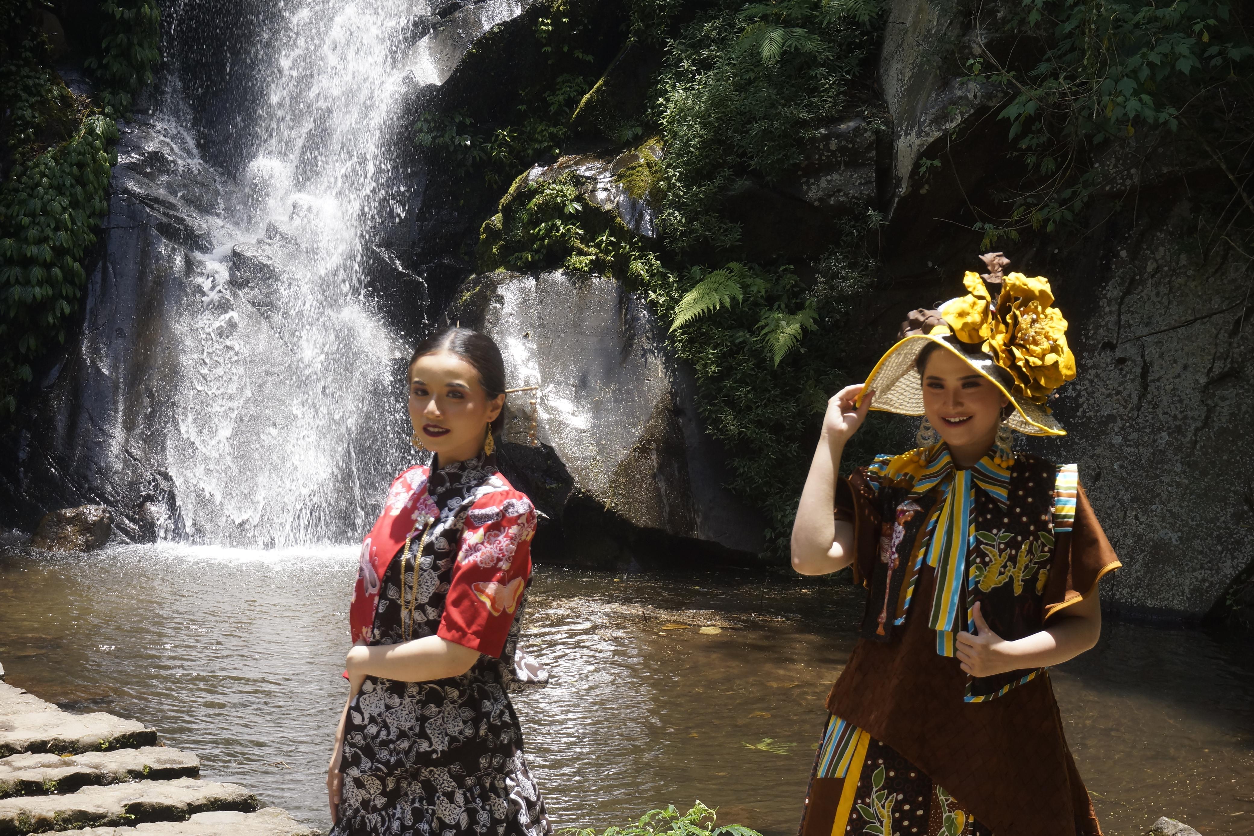 BUSANA TEMATIK: Dua orang model membawakan busana yang terispirasi dari kekayaan budaya di Kota Batu.