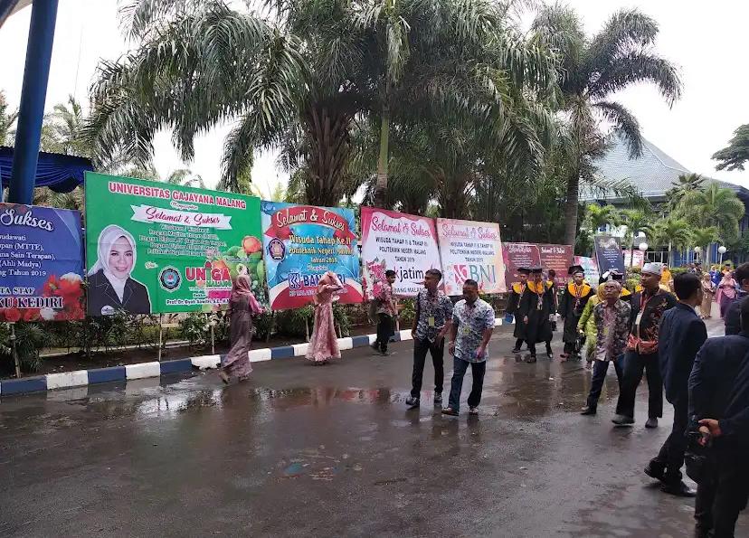 Momen kelulusan makin berkesan dengan pilihan lagu wisuda terbaik 2025. Inspirasi pas untuk mahasiswa Malang yang merayakan pencapaian.