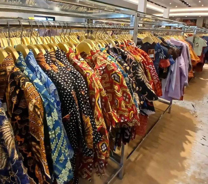 Hari Batik Nasional jadi momentum mengenang sejarah dan filosofi batik. Warga Malang pun turut merayakan warisan budaya ini.