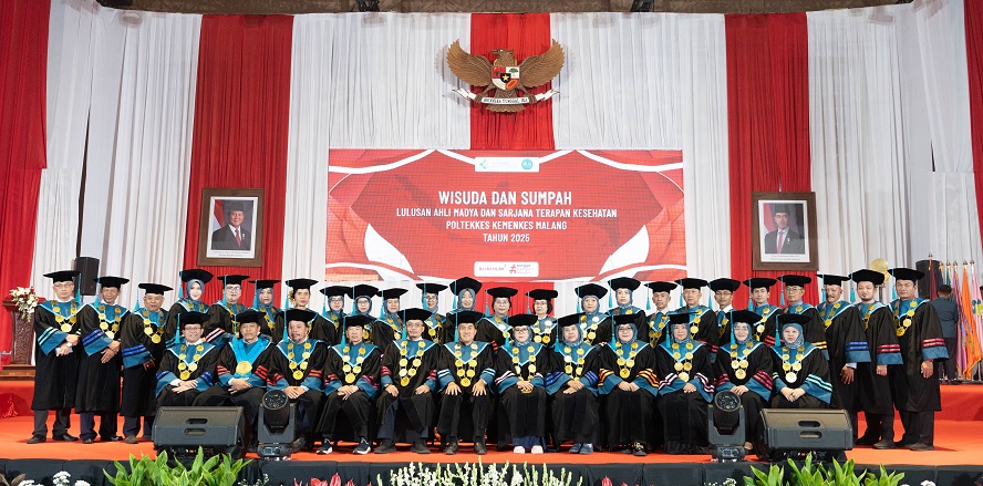 SUKSES: Jajaran Anggota Senat Polkesma mengukuhkan 1.105 wisudawan dari program studi di Graha Cakrawala Universitas Negeri Malang, hari ini (2/10).