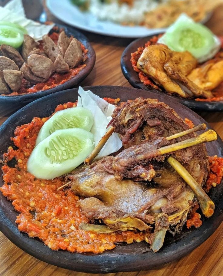 LEZAT: Lalapan bebek dengan daging gurih, sambal pedas, dan lalapan segar jadi sajian khas Malang yang selalu bikin nagih.
