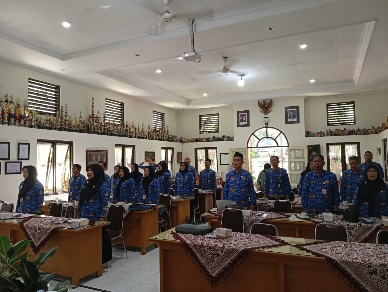 FOKUS: Sebanyak 25 peserta antusias membuat Buku Antologi Perdana karya Kepala SMP Negeri Kota Malang, kemarin (1/10).