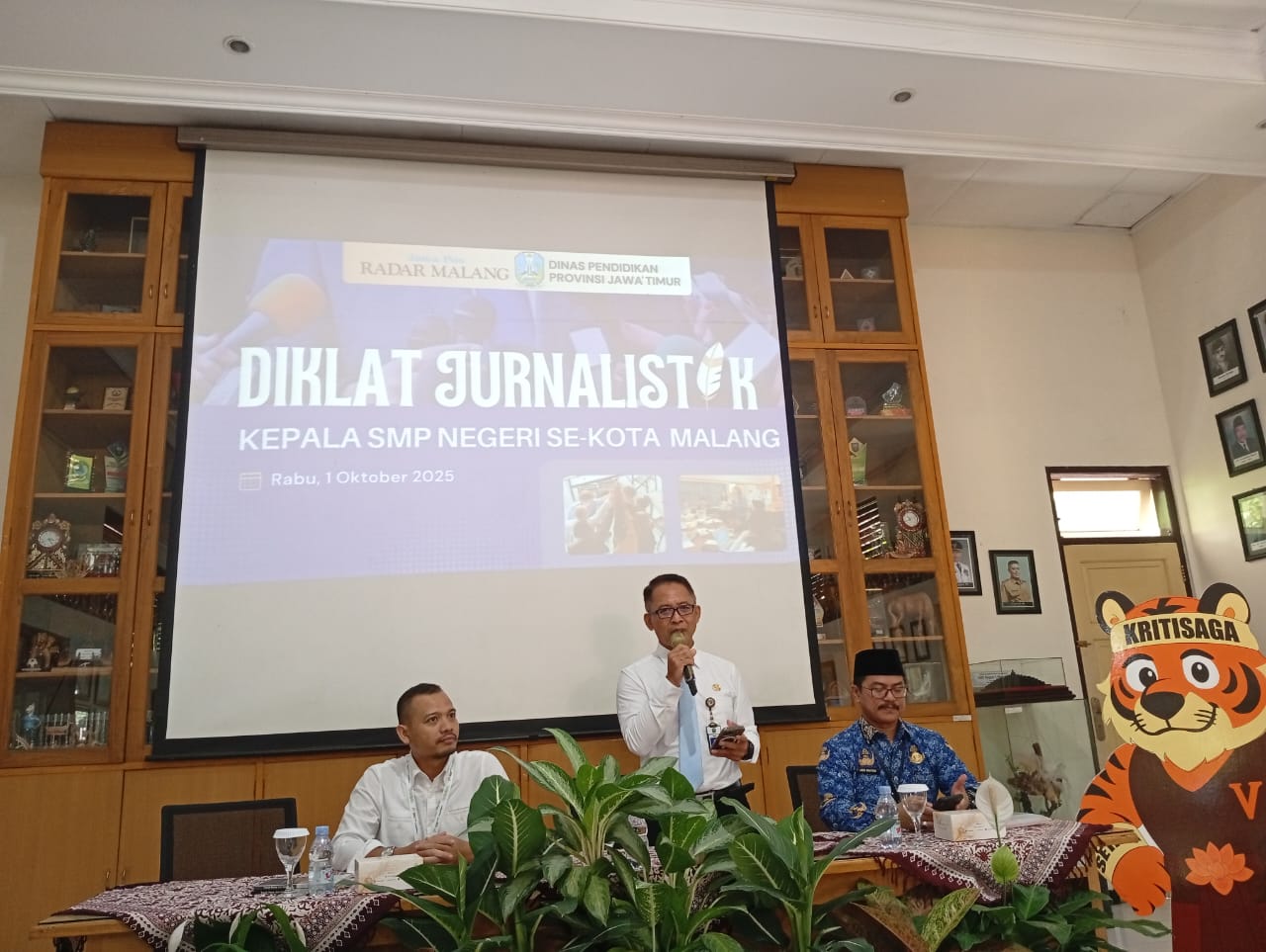 TELADAN: Kepala Bidang Pendidikan Dasar Disdikbud Kota Malang Muflikh Adhim SE MM (berdiri) hadir dan membuka acara JGTS untuk 25 Kepala SMP Negeri Kota Malang di SMPN 5 Malang.