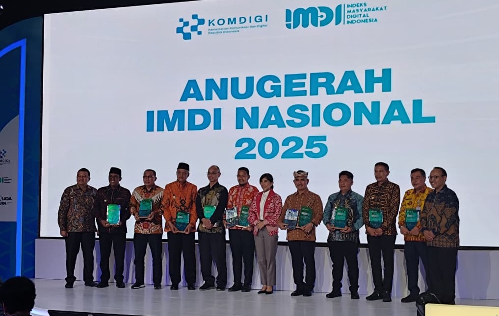 TERTINGGI: Wali Kota Malang Wahyu Hidayat (tiga dari kanan) saat menerima penghargaan dari Kementerian Komdigi.