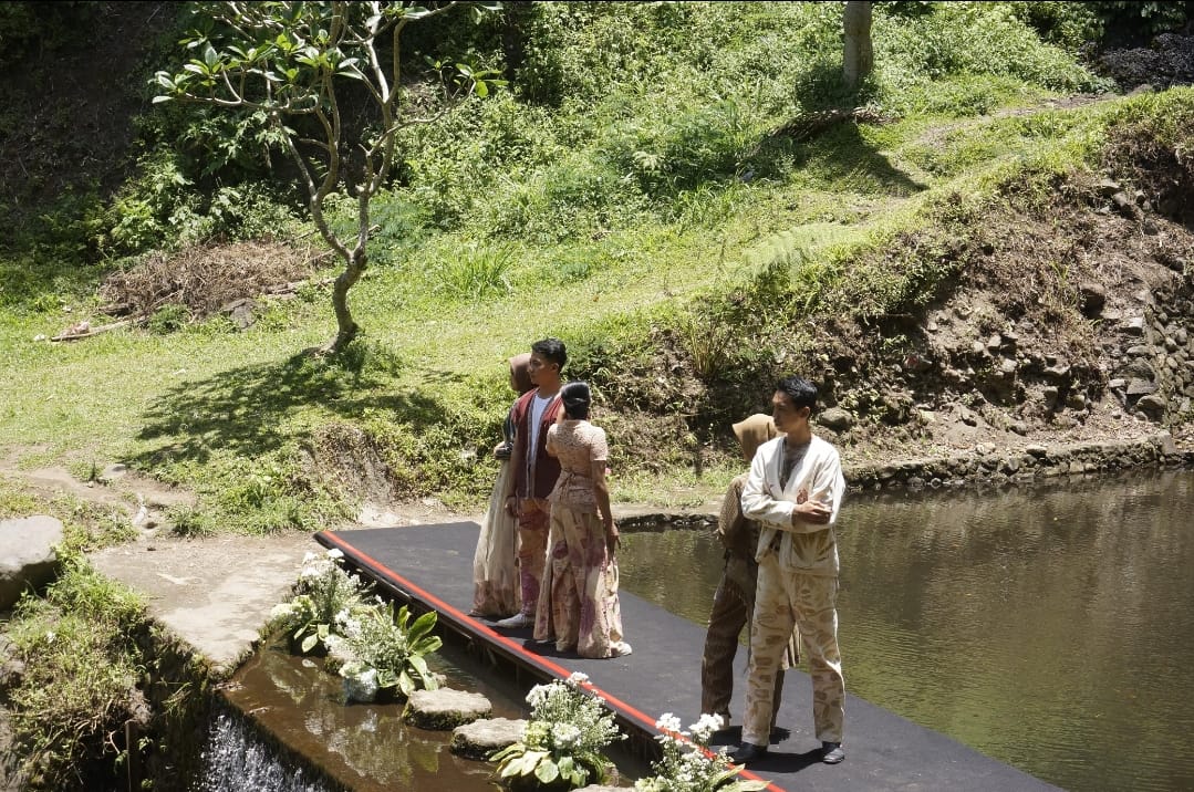 MENARIK PERHATIAN: Event Fashion on The River menampilkan sejumlah model untuk tampil di cat walk pinggir sungai.