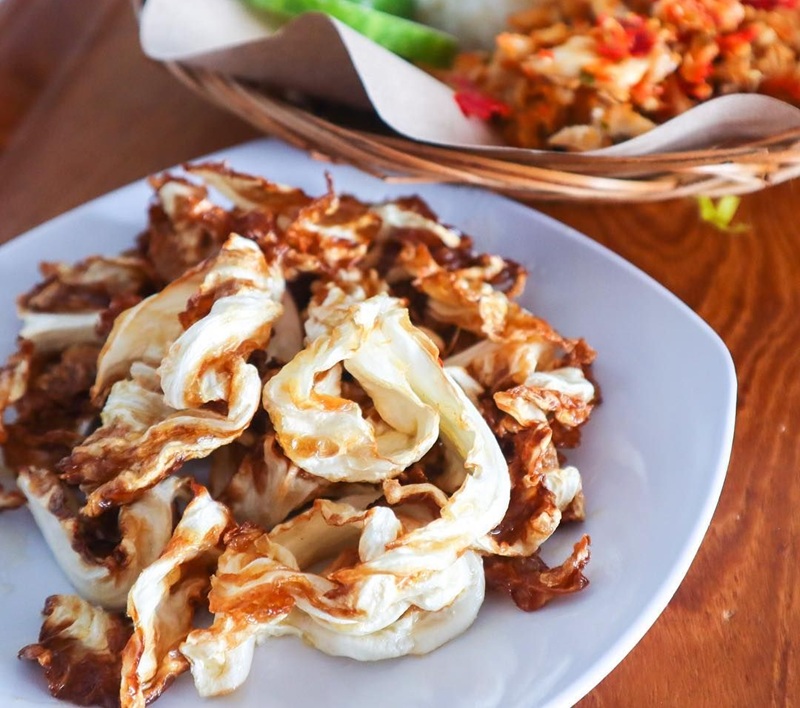 Kol Goreng Disajikan diatas Piring dengan Sambal