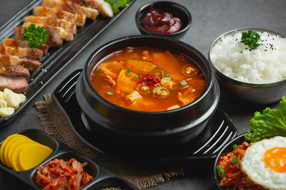 ENAK: Mencoba makanan korea ternyata sudah gampang ditemukan di Malang.