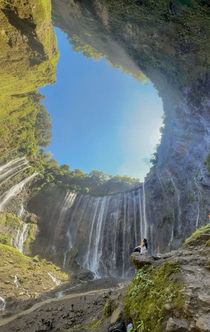 MEGAH: Spot-spot di Air Terjun Tumpak Sewu tawarkan pemandangan unik yang bikin hasil foto makin estetik dan berkelas.