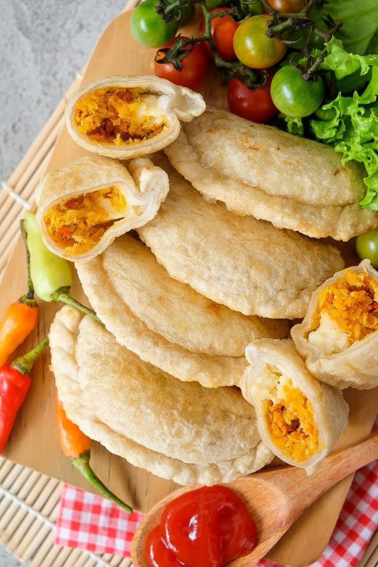 IDAMAN: Cireng goreng renyah dengan sambal pedas khas, camilan favorit yang cocok dinikmati kapan saja.