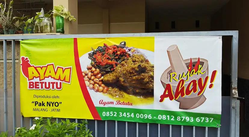 Menunggu kereta di Blimbing? Ayam betutu dekat stasiun ini bisa jadi kuliner pengisi waktu yang pas.
