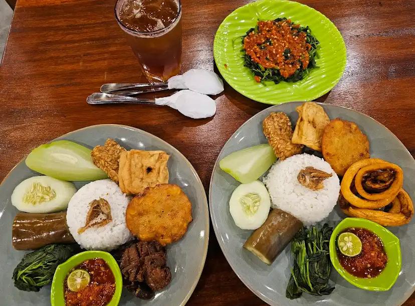Pencinta pedas di Malang wajib coba nasi tempong. Ini 4 tempat makan populer yang bisa jadi pilihan.