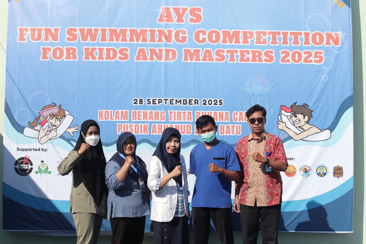 DUKUNG DUNIA OLAHRAGA. Direktur RS Prasetya Husada dr. Dwi Anna Wachyuningrum (jas putih) bersama tim medis yang bertugas di AYS Fun Swimming Competition 2025.